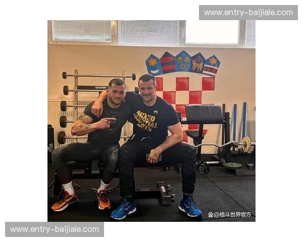 铁拳与重腿的最终宿命：当萨摩亚重炮遇上克罗地亚战警